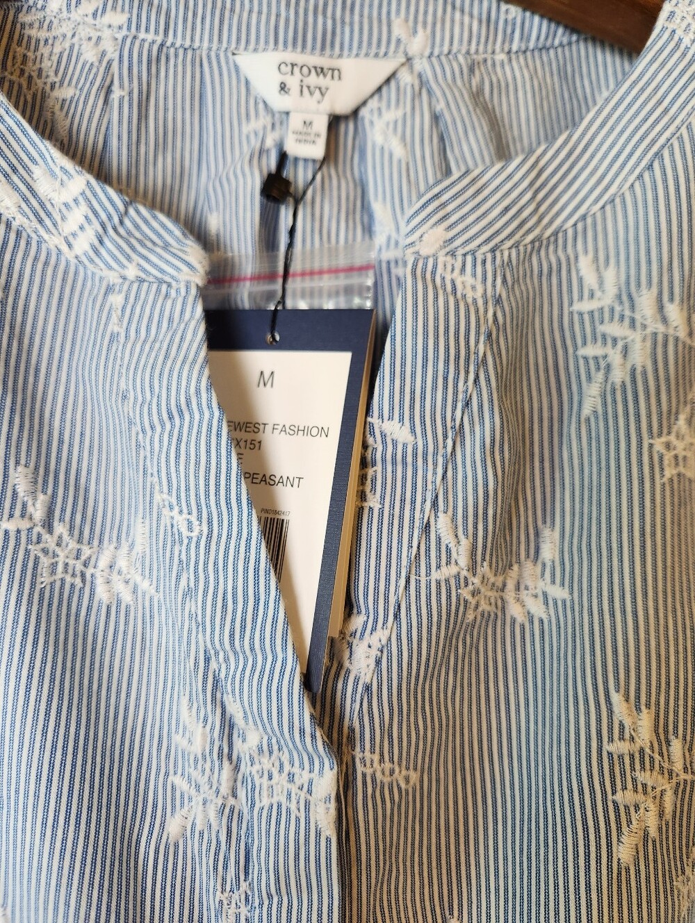 Crown & Ivy Blue/White Icon Textured 1/4 Button Sleeveless Peasant Blouse NWT - Picture 3 of 13
